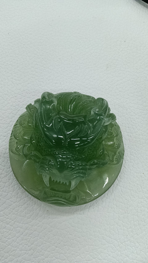 Liontin naga yang dibuat dengan luar biasa, diukir di kedua sisi liontin, gioknya bersih, halus dan hangat, dan bahannya terbuat dari lubang-lubang tua, membuatnya indah untuk dipakai.