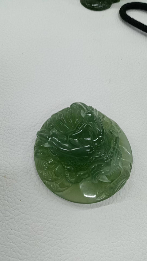 Liontin naga yang dibuat dengan luar biasa, diukir di kedua sisi liontin, gioknya bersih, halus dan hangat, dan bahannya terbuat dari lubang-lubang tua, membuatnya indah untuk dipakai.