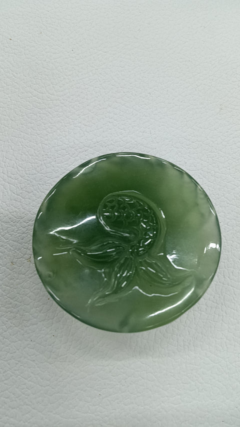 Liontin naga yang dibuat dengan luar biasa, diukir di kedua sisi liontin, gioknya bersih, halus dan hangat, dan bahannya terbuat dari lubang-lubang tua, membuatnya indah untuk dipakai.