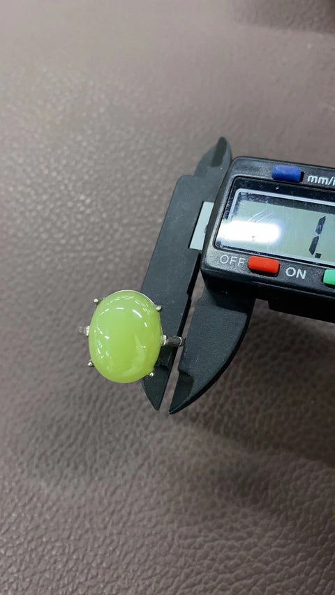 Cincin giok dari perak 925, giok yang bersih dan halus, gaya elegan, sudah termasuk ongkos kirim dan pajak.