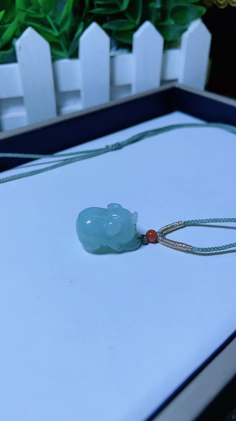 Liontin Anak Giok Batu Giok Alami Batu giok ini bersih, halus dan hangat, dan terlihat indah pada Anda.