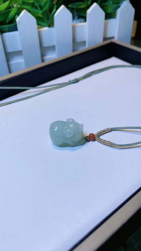 Liontin Anak Giok Batu Giok Alami Batu giok ini bersih, halus dan hangat, dan terlihat indah pada Anda.