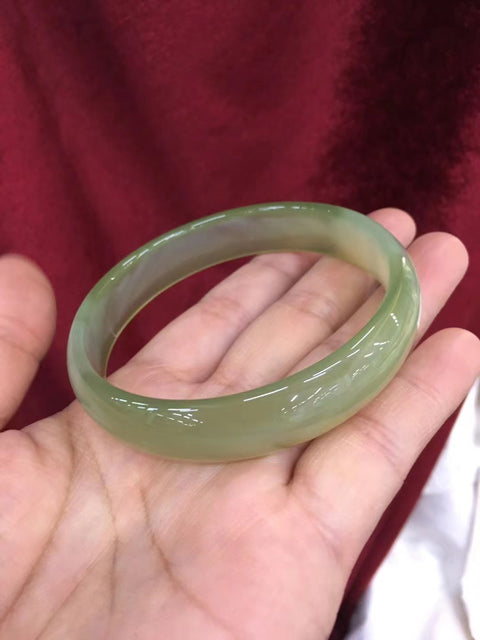 Gelang kalsedon Batu gioknya bersih, halus, dan hangat Cocok untuk dipakai diameter 68mm penuh Batu giok ini terbentuk secara alamiah Pola acak Termasuk ongkos kirim dan pajak