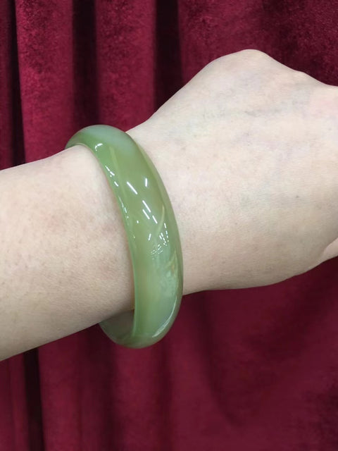 Gelang kalsedon Batu gioknya bersih, halus, dan hangat Cocok untuk dipakai diameter 68mm penuh Batu giok ini terbentuk secara alamiah Pola acak Termasuk ongkos kirim dan pajak
