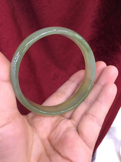 Gelang kalsedon Batu gioknya bersih, halus, dan hangat Cocok untuk dipakai diameter 68mm penuh Batu giok ini terbentuk secara alamiah Pola acak Termasuk ongkos kirim dan pajak