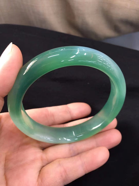 Gelang kaldedon kaliber besar Gelang giok ini bersih, halus, dan hangat Cocok untuk 66 lingkaran Giok ini semuanya terbentuk secara alami Pola-polanya acak Sudah termasuk ongkos kirim dan pajak