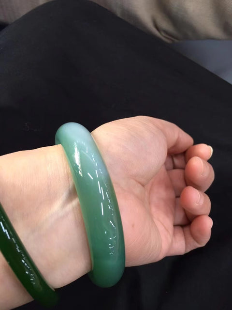Gelang kaldedon kaliber besar Gelang giok ini bersih, halus, dan hangat Cocok untuk 66 lingkaran Giok ini semuanya terbentuk secara alami Pola-polanya acak Sudah termasuk ongkos kirim dan pajak
