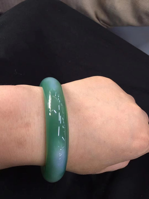 Gelang kaldedon kaliber besar Gelang giok ini bersih, halus, dan hangat Cocok untuk 66 lingkaran Giok ini semuanya terbentuk secara alami Pola-polanya acak Sudah termasuk ongkos kirim dan pajak
