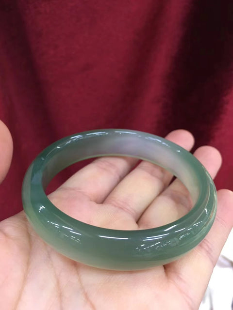 Gelang kalsedon Batu gioknya bersih, halus, dan hangat Cocok untuk 60 lingkaran Batu giok ini terbentuk secara alami Polanya acak Sudah termasuk pajak pengiriman