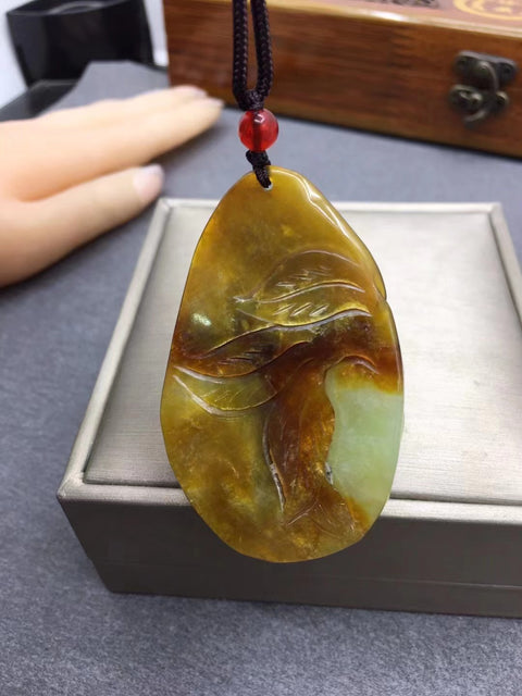 Liontin ikan mas giok yang diukir dengan tangan dengan tekstur yang halus dan hangat Ukuran 61 * 38mm Sudah termasuk ongkos kirim dan pajak