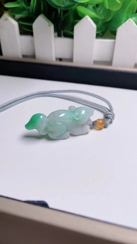 Liontin Tupai Jadeite Alami Baru Bahan Lubang Tua Bahan Super Halus Ukuran 4.0 * 1.4 Termasuk Pajak Pengiriman