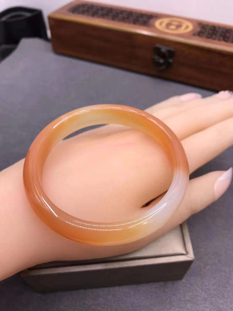 Gelang Giok Kalsedon Giok bersih dan halus serta hangat Ukuran 59mm Lebar 11mm Giok semuanya terjadi secara alami Pola acak termasuk pajak pengiriman