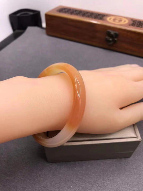 Gelang Giok Kalsedon Giok bersih dan halus serta hangat Ukuran 59mm Lebar 11mm Giok semuanya terjadi secara alami Pola acak termasuk pajak pengiriman