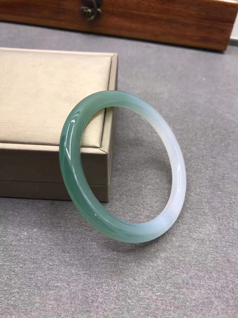 Gelang Kalsedon Batu Giok Setengah Gunung Setengah Air bersih dan halus serta hangat Ukuran 60mm Lebar 8mm Batu Giok semuanya terjadi secara alami Pola acak termasuk pajak pengiriman