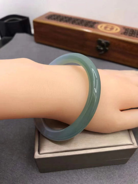 Gelang Kalsedon Batu Giok Setengah Gunung Setengah Air bersih dan halus serta hangat Ukuran 60mm Lebar 8mm Batu Giok semuanya terjadi secara alami Pola acak termasuk pajak pengiriman
