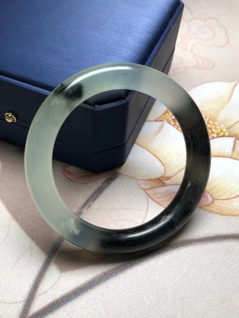 Gelang Tinta Giok Cui Giok Baru dan Gelang Biru Setengah Gunung Setengah Air Ukuran 53,5 mm Giok ini semuanya terbentuk secara alami dan polanya acak Termasuk ongkos kirim dan pajak