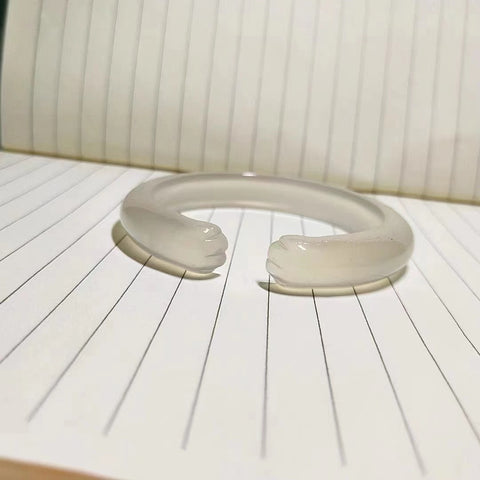 Gelang kalsedon alami dengan cakar kucing yang diukir dengan tangan Cocok untuk 52-61 lingkaran Pengiriman dan pajak sudah termasuk.