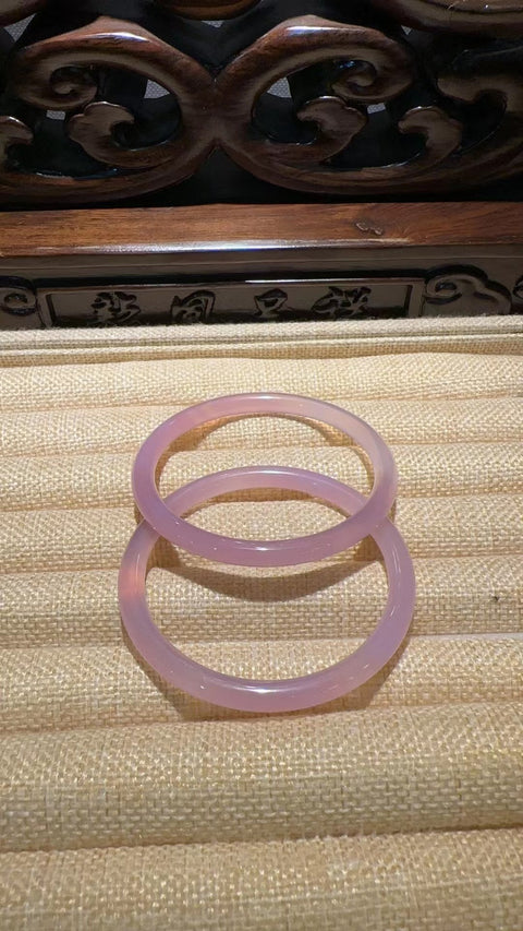 Gelang Es Kalsedon Alami Warna Merah Muda Es Cocok untuk 62-64 cincin Harga untuk satu batu giok adalah pola alami dan acak Pengiriman dan pajak sudah termasuk.