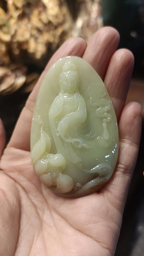 Kepala Guanyin giok kuning dan putih tua, panjang 41mm, lebar 28mm, tebal 13mm Sudah termasuk pajak pengiriman