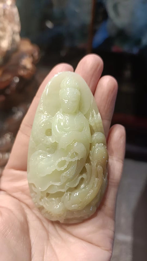 Guanyin giok kuning dan putih tua, panjang 66mm, lebar 41mm, tebal 12,5mm sudah termasuk pajak pengiriman