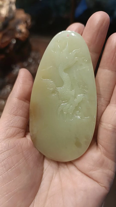 Guanyin giok kuning dan putih tua, panjang 66mm, lebar 41mm, tebal 12,5mm sudah termasuk pajak pengiriman