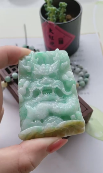 Tanda Naga Jadeite Alami Bisnis sedang booming Bahan Old Pit Dasar yang halus dan hangat, ukiran yang kuat Ukuran 6.3 * 3.6mm Termasuk ongkos kirim dan pajak