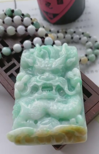 Tanda Naga Jadeite Alami Bisnis sedang booming Bahan Old Pit Dasar yang halus dan hangat, ukiran yang kuat Ukuran 6.3 * 3.6mm Termasuk ongkos kirim dan pajak