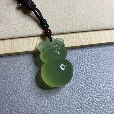 Labu Giok Alami Berukir Bulat Labu Tiga Dimensi Untuk Perdamaian Ukuran 38 * 25mm Sudah termasuk pajak pengiriman.