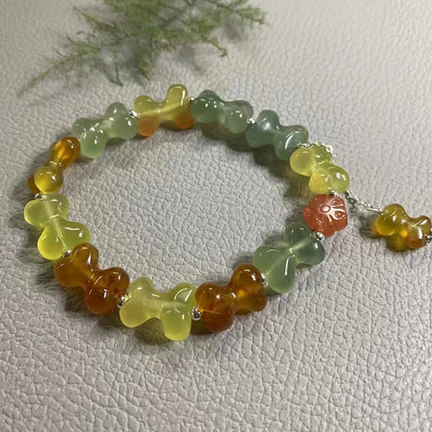 Gelang giok bunga yang dibuat dengan indah dengan aksesori yang dibuat dengan indah. Sudah termasuk ongkos kirim dan pajak.