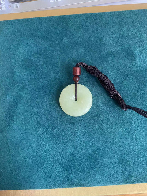 Gesper Perdamaian Giok Baru Gaya ini sederhana dan murah hati, dan terlihat indah di pergelangan tangan.