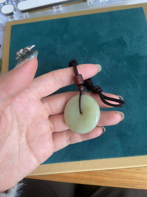 Gesper Perdamaian Giok Baru Gaya ini sederhana dan murah hati, dan terlihat indah di pergelangan tangan.