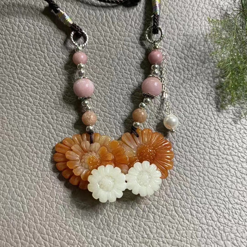 Liontin Giok Alami, satu bagian alami, diukir dengan indah, ukuran 48 * 28mm, sudah termasuk pajak pengiriman.