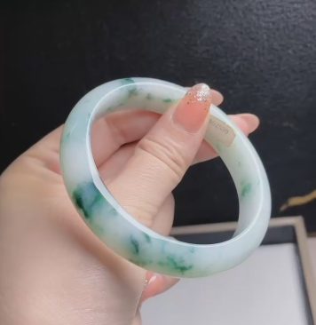Gelang bunga terapung es giok alami, bahan lubang tua, bagian bawah halus dan hangat, struktur super-kecil, memakai efek indah, kaliber 57mm Giok kaliber 57mm adalah pola acak yang terjadi secara alami Termasuk pajak pengiriman