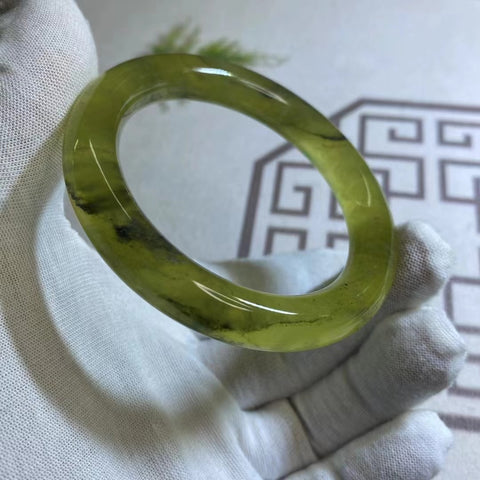 Gelang Lukisan Pemandangan Giok Cui Alami Ukuran 54-56mm Ketebalan strip 10.7mm Batu giok terbentuk secara alami dan polanya acak Sudah termasuk pajak pengiriman.