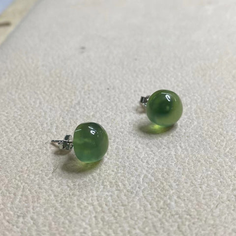 Anting Giok dari Perak 925 Ukuran 9,5 mm Sudah termasuk ongkos kirim dan pajak.