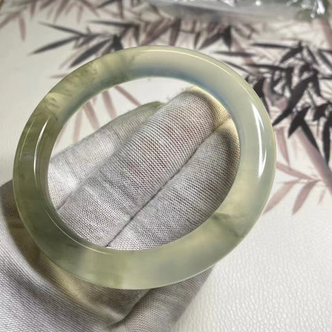 Gelang Lukisan Pemandangan Giok Cui Alami Ukuran 59-61mm Lebar Sisi 11mm Giok ini terbentuk secara alami dan polanya acak Sudah termasuk ongkos kirim dan pajak.