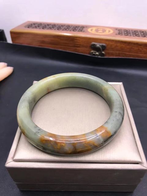 Gelang Giok Giok Bunga Giok Cui Alami Gelang giok halus dan berminyak, warnanya unik, diameter bagian dalam sekitar 62mm, lebar sisinya 14mm, giok alami, polanya acak, biaya pengiriman dan pajak sudah termasuk.