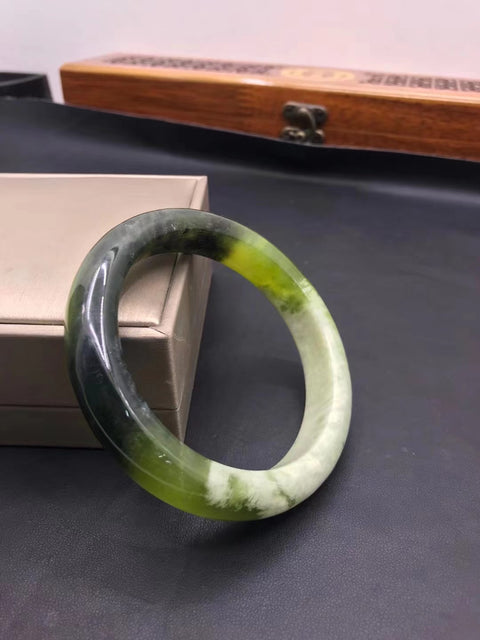 Gelang Giok Giok Bunga Giok Cui Alami Gelang giok halus dan berminyak, warnanya unik, diameter bagian dalam sekitar 62mm, lebar sisinya 13mm, giok alami, polanya acak, biaya pengiriman dan pajak sudah termasuk.