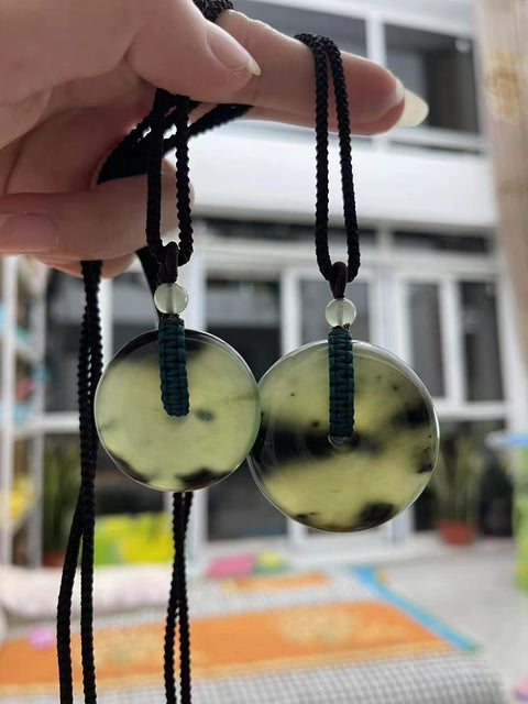 Sepasang kancing perdamaian tinta Yang besar berdiameter 3,8 cm, yang kecil 3,2 cm Batu gioknya bagus dan hangat Sudah termasuk ongkos kirim dan pajak