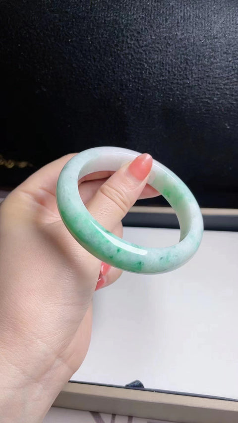 Gelang Batu Giok Alami Bahan Pit Tua dengan latar belakang yang halus dan hangat Hijau cerah pucat Indah dipakai Ukuran 58 Batu Giok adalah batu giok yang terbentuk secara alami Pengiriman dan pajak sudah termasuk.