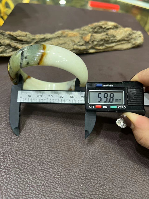 Gelang Giok Bunga Giok Cui Giok Kaliber 59.8mm Giok ini terbentuk secara alami dan polanya acak Sudah termasuk ongkos kirim dan pajak