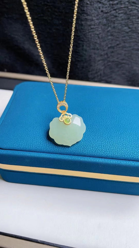 Hetian Jade Ruyi, hati yang halus dan niat baik, penuh air, bahan halus, ukuran 2.0 * 1.6, termasuk ongkos kirim dan pajak.