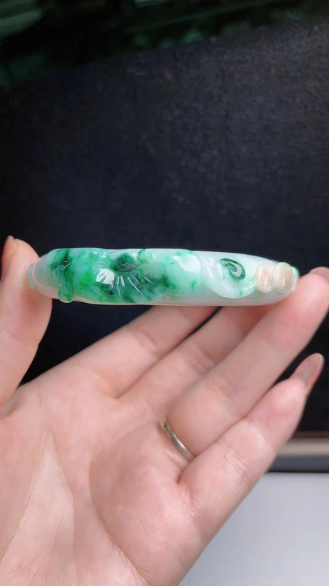 Gelang Bunga Berukir Jadeite Alami Bahan Pit Tua Warna Bawah Halus dan Hangat Warna Dasar Hijau Pedas Ukuran 56mm Batu giok semuanya terjadi secara alami Pola pengiriman acak termasuk Pajak Pengiriman