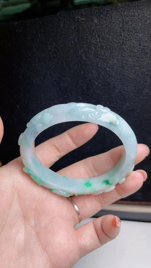 Gelang Bunga Berukir Jadeite Alami Bahan Pit Tua Warna Bawah Halus dan Hangat Warna Dasar Hijau Pedas Ukuran 56mm Batu giok semuanya terjadi secara alami Pola pengiriman acak termasuk Pajak Pengiriman