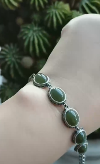 Gelang Giok Hetian Gioknya bersih dan halus Efeknya sangat indah Termasuk ongkos kirim dan pajak