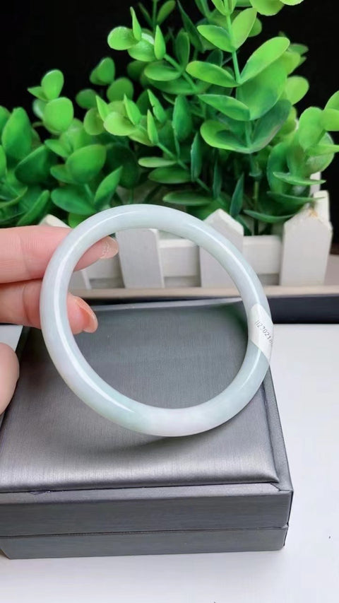 Gelang batangan bulat barang dari batu giok alami Bahan lubang tua Bahan bersih dan halus Hangat, bersih, dan segar Ukuran 55mm Batu giok secara alamiah Pola acak Termasuk ongkos kirim dan pajak