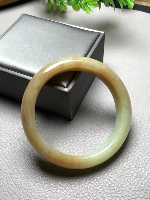 Gelang giok tua kuning dan putih Xiuyan Minyak ayam warna kuning gula pasir murni ukuran 60mm * 15mm Giok adalah pola yang muncul secara alami secara acak Termasuk ongkos kirim dan pajak