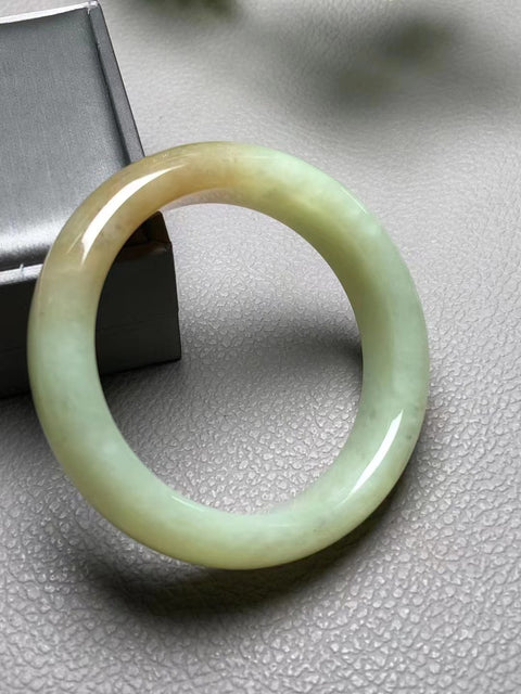 Gelang giok tua kuning dan putih Xiuyan Minyak ayam warna kuning gula pasir murni ukuran 57mm * 16mm Giok adalah pola yang muncul secara alami secara acak Termasuk ongkos kirim dan pajak