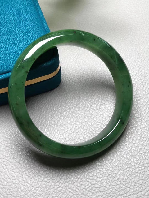 Gelang Giok Hetian Jade Ulanhai Apple Green Giok halus dan berminyak Ukuran 60,6 * 14mm Giok semuanya terjadi secara alami Pola acak Termasuk pengiriman dan pajak