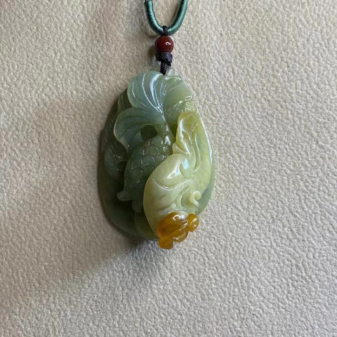 Liontin giok bunga yang dibuat dengan indah dengan warna-warna yang indah dan giok tiga warna alami ukuran 46 * 32mm termasuk ongkos kirim dan pajak.